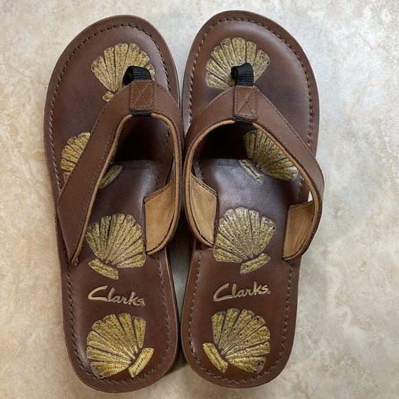 Clarks Brown Leather Flip Flop Sandals Seashell Print Thong Beach Size 9 Shoes - Picture 6 of 14